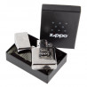 Zippo filigree inciso nella sua scatola di chiusura