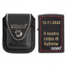 Briquet nero Zippo con bordi rossi e sacchetto